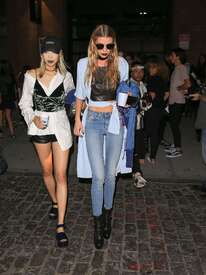 Stella-Maxwell-in-Skinny-Jeans--05.jpg
