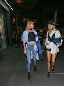 Stella-Maxwell-in-Skinny-Jeans--08.jpg