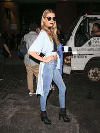 Stella-Maxwell-in-Skinny-Jeans--17.jpg