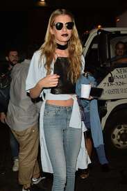 Stella-Maxwell-in-Skinny-Jeans--18.jpg