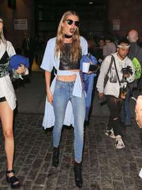 Stella-Maxwell-in-Skinny-Jeans--21.jpg