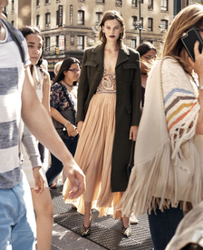 elle-us-october-2016-amanda-murphy-by-liz-collins-02.jpg