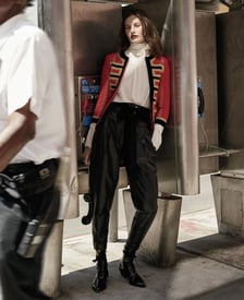 elle-us-october-2016-amanda-murphy-by-liz-collins-12.jpg