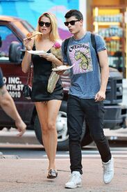 hailey-clauson-eating-pizza-out-in-new-york-09-23-2016_10.jpg