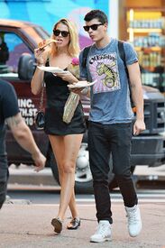 hailey-clauson-eating-pizza-out-in-new-york-09-23-2016_11.jpg