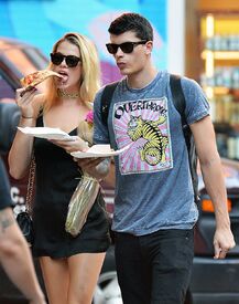 hailey-clauson-eating-pizza-out-in-new-york-09-23-2016_12.jpg