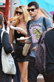 hailey-clauson-eating-pizza-out-in-new-york-09-23-2016_13.jpg