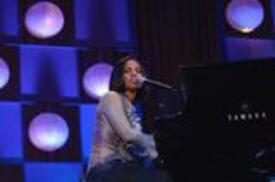 th_Alicia_Keys_@_The_Millennium_Ball_2006_17.jpg