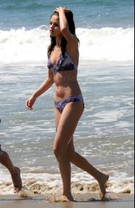 selena_gomez_bikini_1_05.jpg