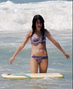 selena_gomez_bikini_1_19.jpg