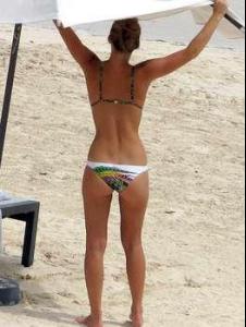 bar_refaeli_strand_mexiko_beach_body_10569693_hoch_templateId_renderScaled_property_Bild_height_349.jpg