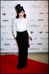92898_Celebutopia_Laura_Smet_arrives_at_the_Patrick_Demarchelier02s_exhibition_Party_10_122_392lo.jpg