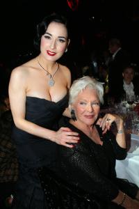 27179_Celebutopia_Dita_von_Teese_Sonya_Rikiel_fashion_show_06_122_461lo.jpg