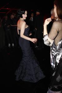 27285_Celebutopia_Dita_von_Teese_Sonya_Rikiel_fashion_show_07_122_535lo.jpg