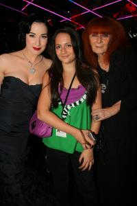 27313_Celebutopia_Dita_von_Teese_Sonya_Rikiel_fashion_show_10_122_224lo.jpg