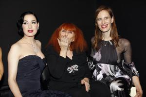 27354_Celebutopia_Dita_von_Teese_Sonya_Rikiel_fashion_show_16_122_8lo.jpg