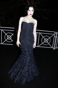 27443_Celebutopia_Dita_von_Teese_Sonya_Rikiel_fashion_show_02_122_152lo.jpg