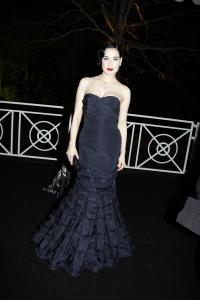27573_Celebutopia_Dita_von_Teese_Sonya_Rikiel_fashion_show_11_122_595lo.jpg