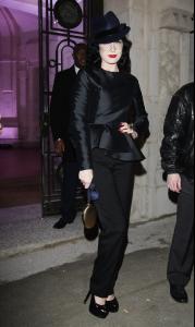 83418_Celebutopia_Dita_Von_Teese_arrives_at_the_Yves_Saint_Laurent_show_02_122_352lo.jpg