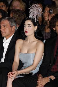 71688_Celebutopia_Dita_von_Teese_John_Galliano_show_03_122_1195lo.jpg