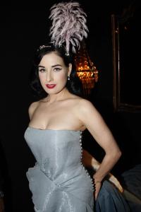 71740_Celebutopia_Dita_von_Teese_John_Galliano_show_09_122_1175lo.jpg