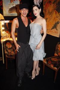 71458_Celebutopia_Dita_von_Teese_John_Galliano_show_14_122_881lo.jpg