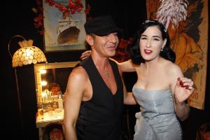 71542_Celebutopia_Dita_von_Teese_John_Galliano_show_13_122_160lo.jpg