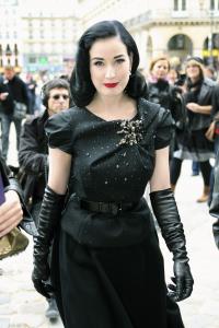 41944_Celebutopia_Dita_Von_Teese_arrives_for_the_presentation_of_Vuitton79s_Spring_Summer_2009_ready_to_wear_collection_01_122_382lo.JPG