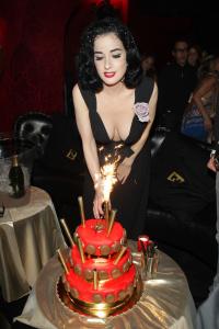 09051_Celebutopia_Dita_Von_Teese_Fendi_O_party_in_Paris_16_122_197lo.jpg