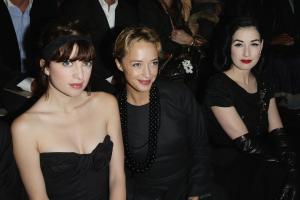 39186_Celebutopia_Dita_Von_Teese_Louis_Vuitton_show_Front_Row_04_122_439lo.jpg