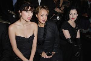 39234_Celebutopia_Dita_Von_Teese_Louis_Vuitton_show_Front_Row_01_122_247lo.jpg