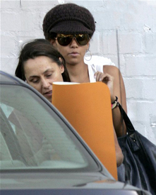 Halle_Berry_Yoga_Oct_19.jpg