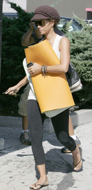 Halle_Berry_Yoga_Oct_02.jpg