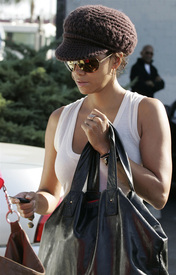 Halle_Berry_Yoga_Oct_15.jpg