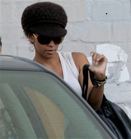 Halle_Berry_Yoga_Oct_17.jpg