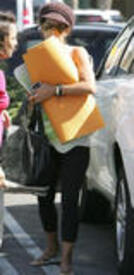th_Halle_Berry_Yoga_Oct_04.jpg