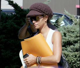 Halle_Berry_Yoga_Oct_11.jpg
