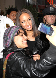 Preppie_-_Alicia_Keys_departing_Its_On_With_Alexa_Chung_in_New_York_City_-_October_22_2009_4122.jpg