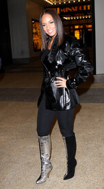 Preppie_-_Alicia_Keys_departing_Its_On_With_Alexa_Chung_in_New_York_City_-_October_22_2009_881.jpg