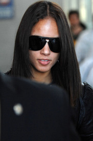 Preppie_-_Alicia_Keys_arrives_at_LAX_Airport_-_October_26_2009_224.jpg