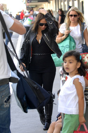 Preppie_-_Alicia_Keys_arrives_at_LAX_Airport_-_October_26_2009_536.jpg