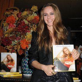 Preppie_-_Alicia_Silverstone_hosts_THE_KIND_DIET_book_launch_-_October_8_2009_0184.jpg