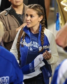 Preppie_-_Alyssa_Milano_at_Game_1_of_the_Dodgers_Vs._Phillies_-_October_15_2009_6.jpg