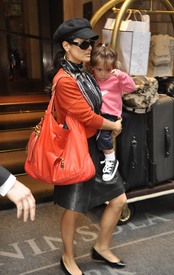 salma_hayek_leaves_her_hotel_tikipeter_celebritycity_002.JPG