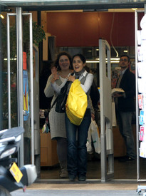 Preppie_-_Salma_Hayek_shopping_in_Paris_-_October_27_2009_0194.jpg