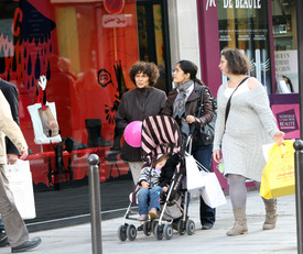 Preppie_-_Salma_Hayek_shopping_in_Paris_-_October_27_2009_0260.jpg