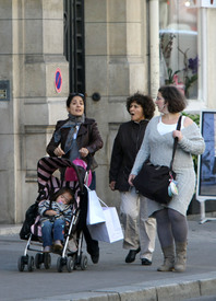 Preppie_-_Salma_Hayek_shopping_in_Paris_-_October_27_2009_1141.jpg