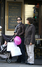 Preppie_-_Salma_Hayek_shopping_in_Paris_-_October_27_2009_182.jpg