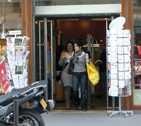 Preppie_-_Salma_Hayek_shopping_in_Paris_-_October_27_2009_2209.jpg