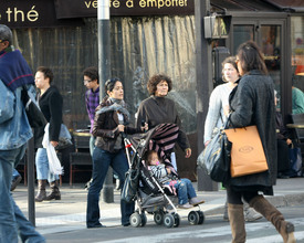 Preppie_-_Salma_Hayek_shopping_in_Paris_-_October_27_2009_5160.jpg